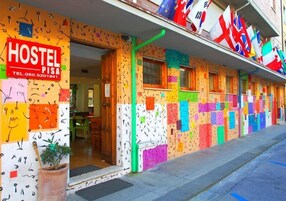 Ostello con pareti colorate e una targa.