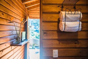 Shower, free toiletries, towels