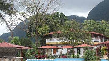 Una piscina al aire libre