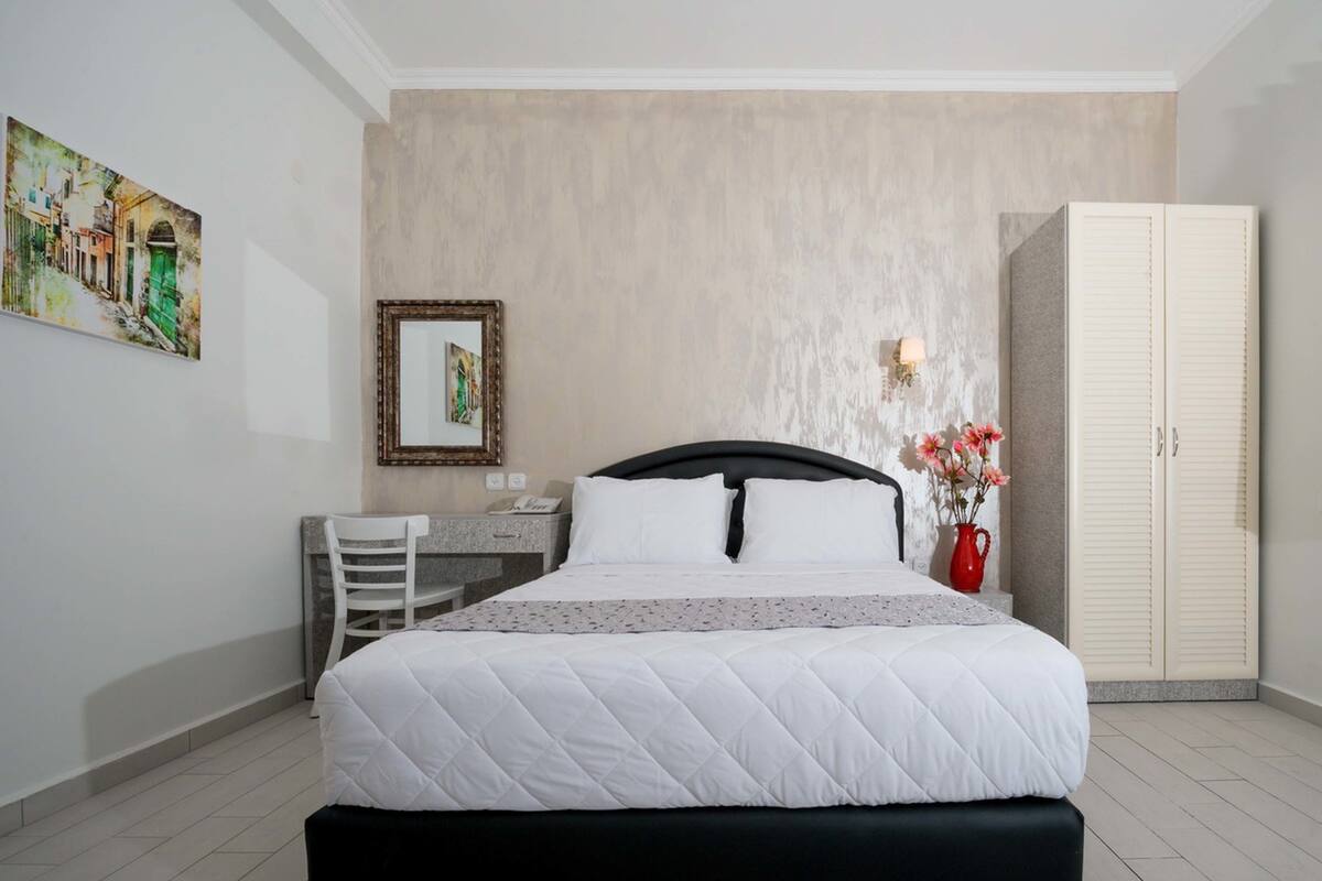 Junior Room, 1 Bedroom | In-room safe, desk, laptop workspace, blackout drapes