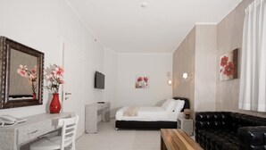 Estudio familiar, 1 habitación, cocina básica | Caja fuerte, escritorio, espacio para trabajar con un portátil