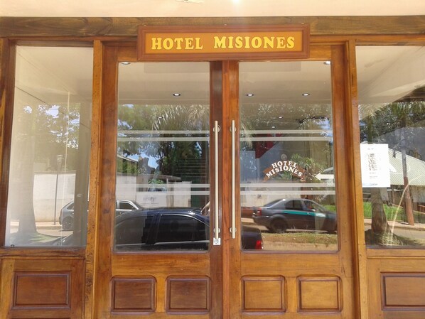 Entrada con puertas de madera dobles y un letrero que dice "HOTEL MISIONES".