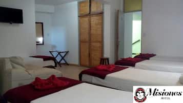 Habitación cuádruple estándar | Ropa de cama de alta calidad, camas con pillow-top y cortinas blackout