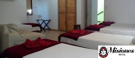 スタンダード 4 人部屋 | 高級寝具、ピロートップベッド、遮光カーテン、可動式ベッド