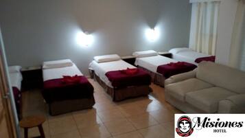 Chambre Quadruple Standard | Literie de qualité supérieure, surmatelas, rideaux occultants