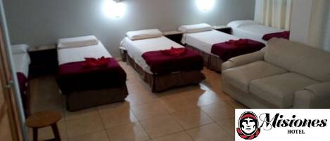 Neljän hengen standard-huone | Ylelliset vuodevaatteet, pillowtop-patjalliset sängyt, pimennysverhot