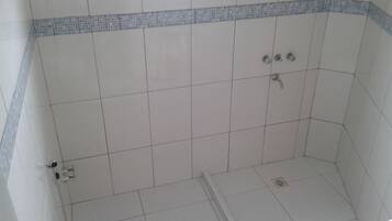 Standard Quadruple Room | Bathroom | Shower, rainfall showerhead, free toiletries, bidet
