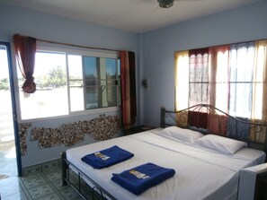 2 Bedroom Seaview Bunglalow | Una cassaforte in camera, una scrivania, letti aggiuntivi (a pagamento)