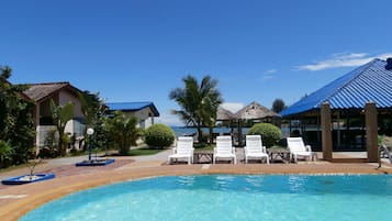 Outdoor pool, free cabanas, sun loungers