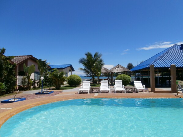 Een buitenzwembad, gratis zwembadcabana's en ligstoelen