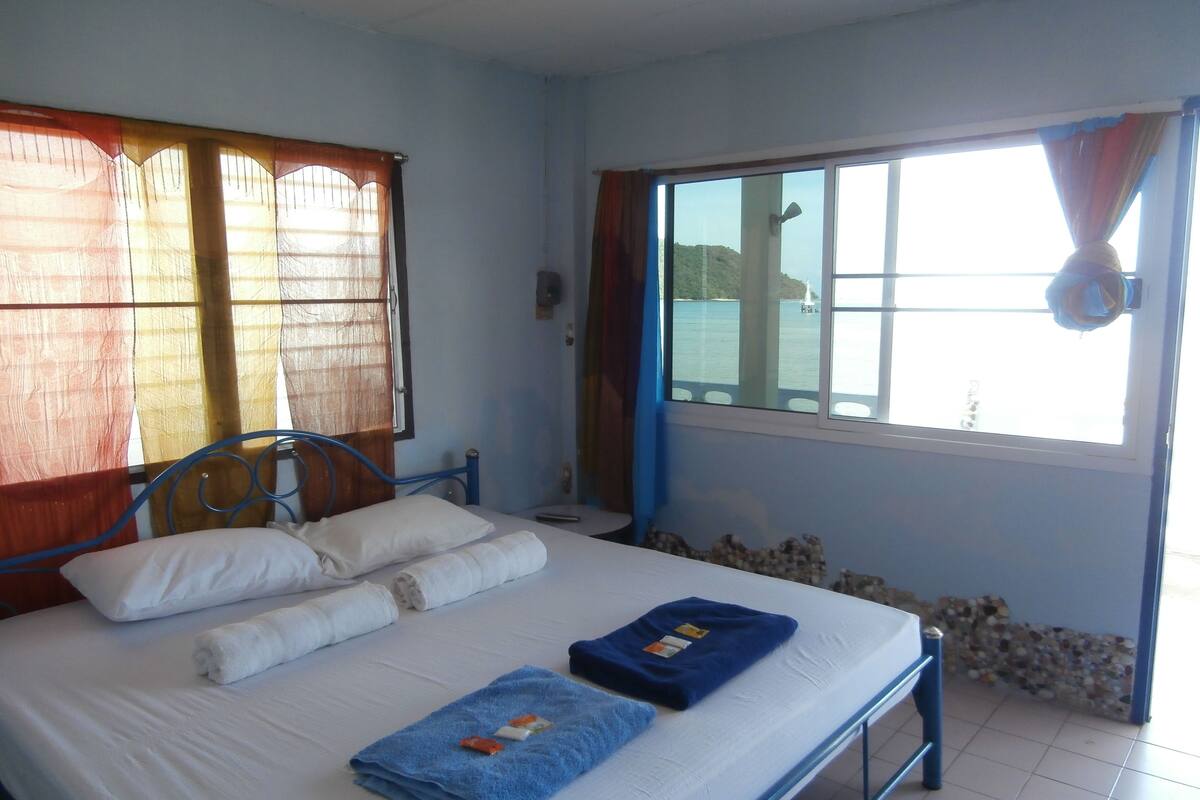 1 Bedroom Seafront Bungalow | Una cassaforte in camera, una scrivania, letti aggiuntivi (a pagamento)