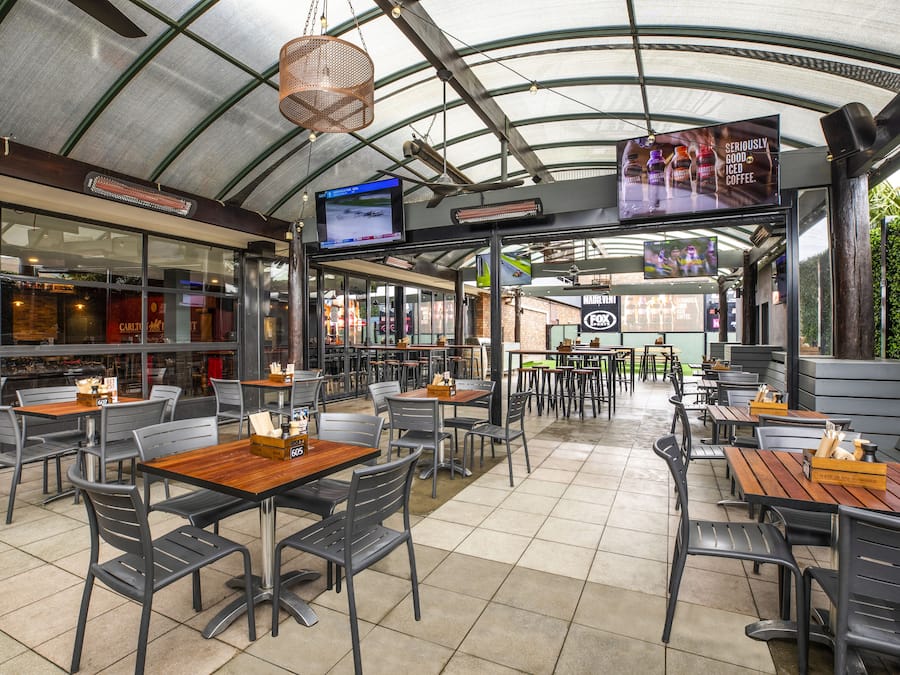 Lunch and dinner served, international cuisine