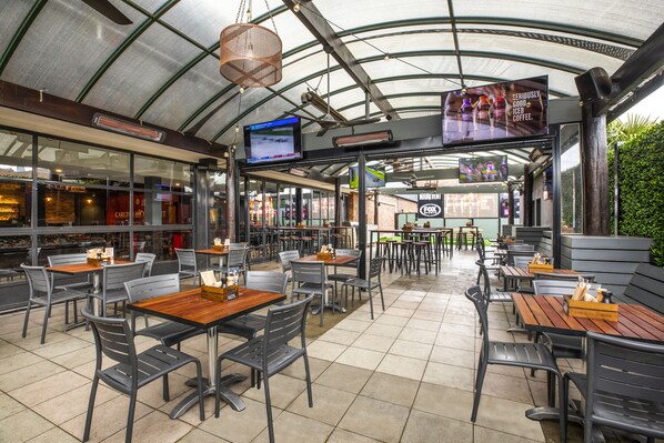 Lunch and dinner served, international cuisine - Nightcap at Manhattan Hotel (Ringwood)