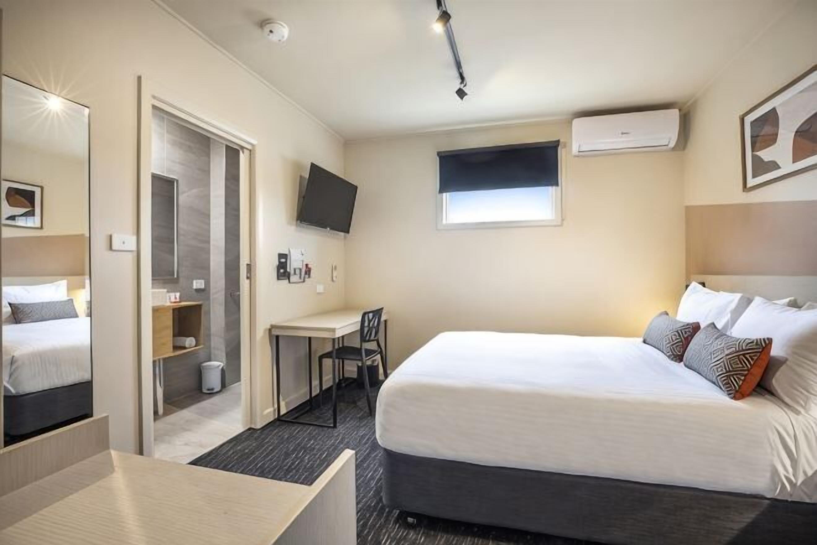 Minibar, desk, iron/ironing board, free WiFi
