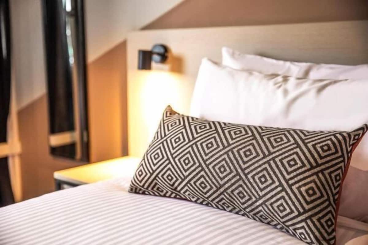 2 habitaciones, minibar, escritorio y tabla de planchar con plancha