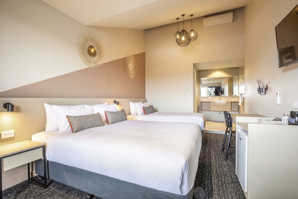 Studio Queen & Single