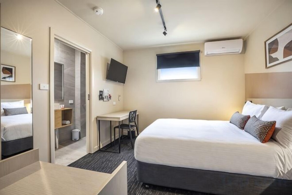 Compact Queen Room