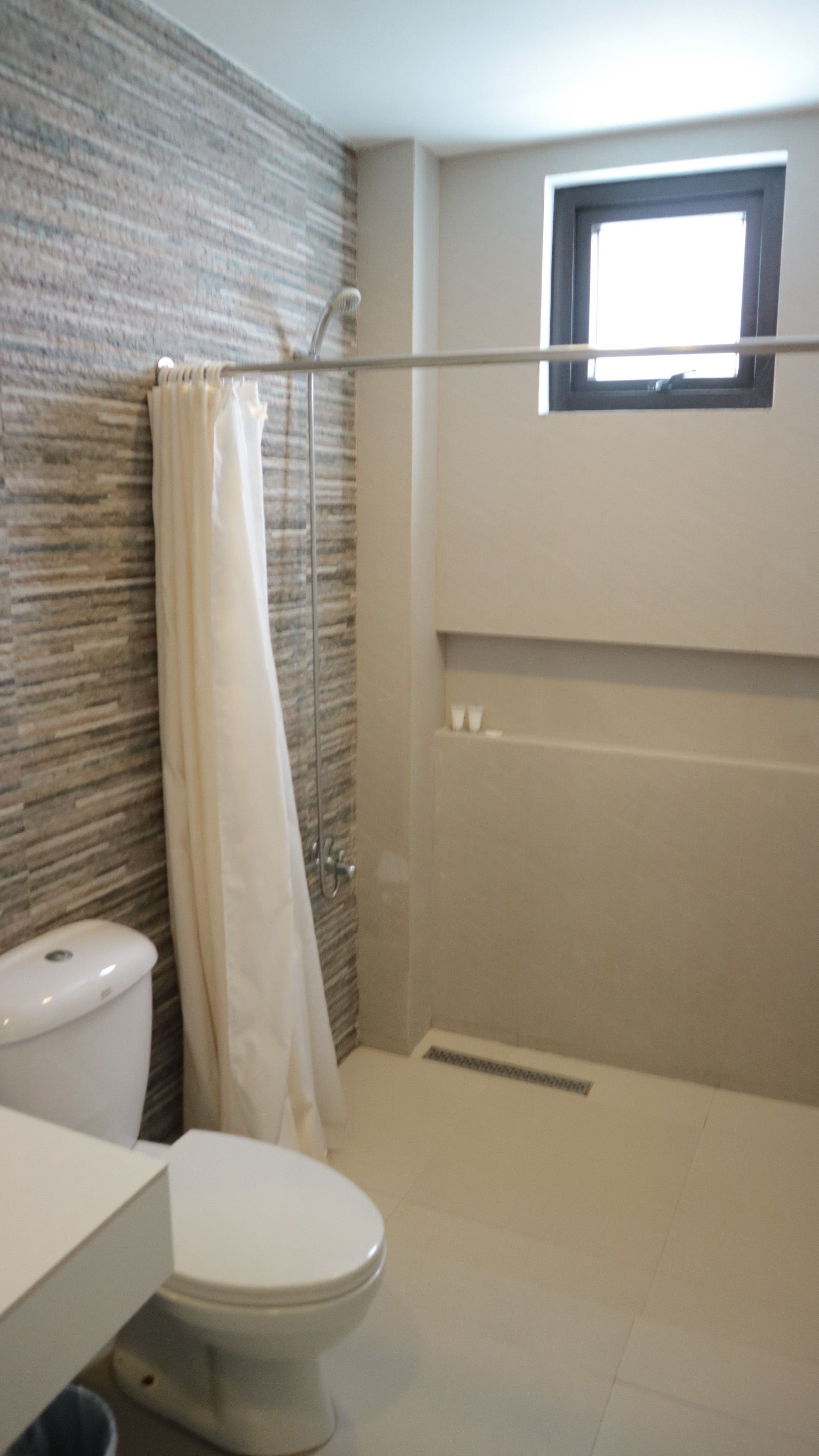Un baño con ducha, inodoro y bañera.