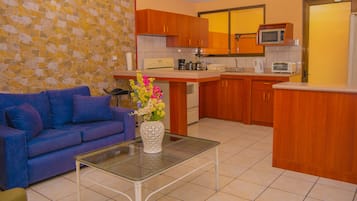 Una cocina moderna con armarios de madera, un microondas y una cafetera.