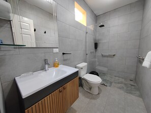 Habitación superior, 2 camas dobles | Baño | Ducha y cabezal de ducha tipo lluvia