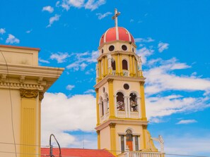 Une église dotée d’un dôme rouge et d’un clocher.