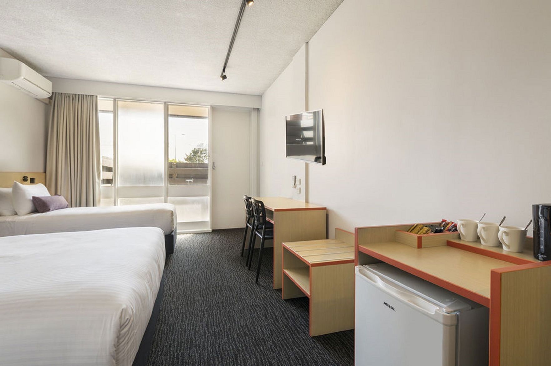 ميني بار ومكتب ومكواة/لوح كي وأسرّة أطفال/رضّع