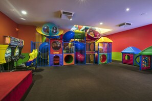 Zona de juegos infantil cubierta