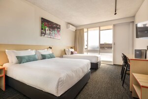 Minibar, escritorio, tabla de planchar con plancha y cunas 