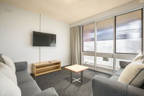 Appartement, 4 chambres | Aire de séjour | Téléviseur