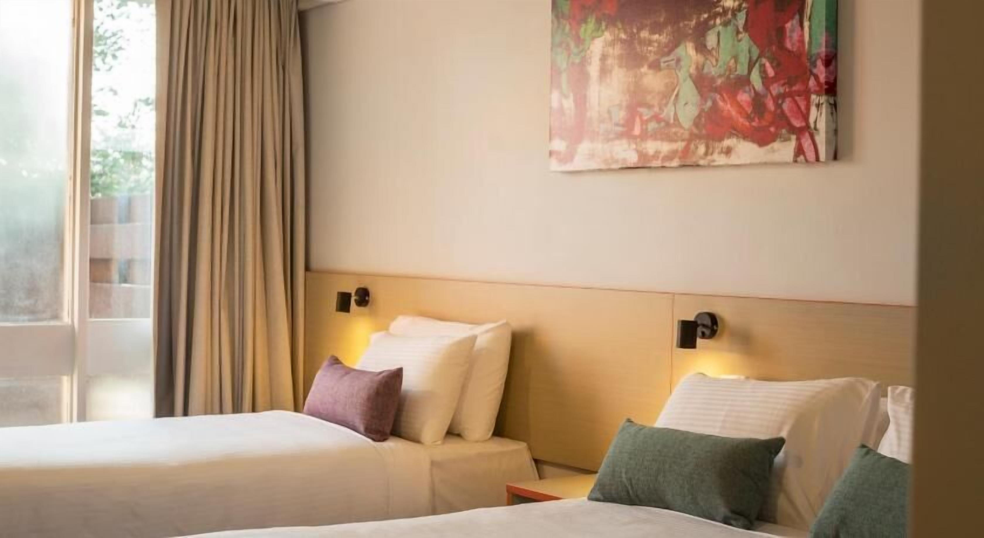 ميني بار ومكتب ومكواة/ل وح كي وأسرّة أطفال/رضّع