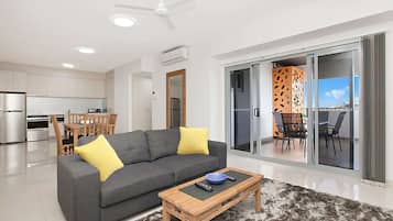 Departamento familiar, 2 habitaciones | Caja de seguridad en la habitación y escritorio