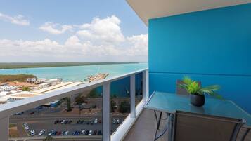 Executive Harbour View Apartment | Terrace/patio