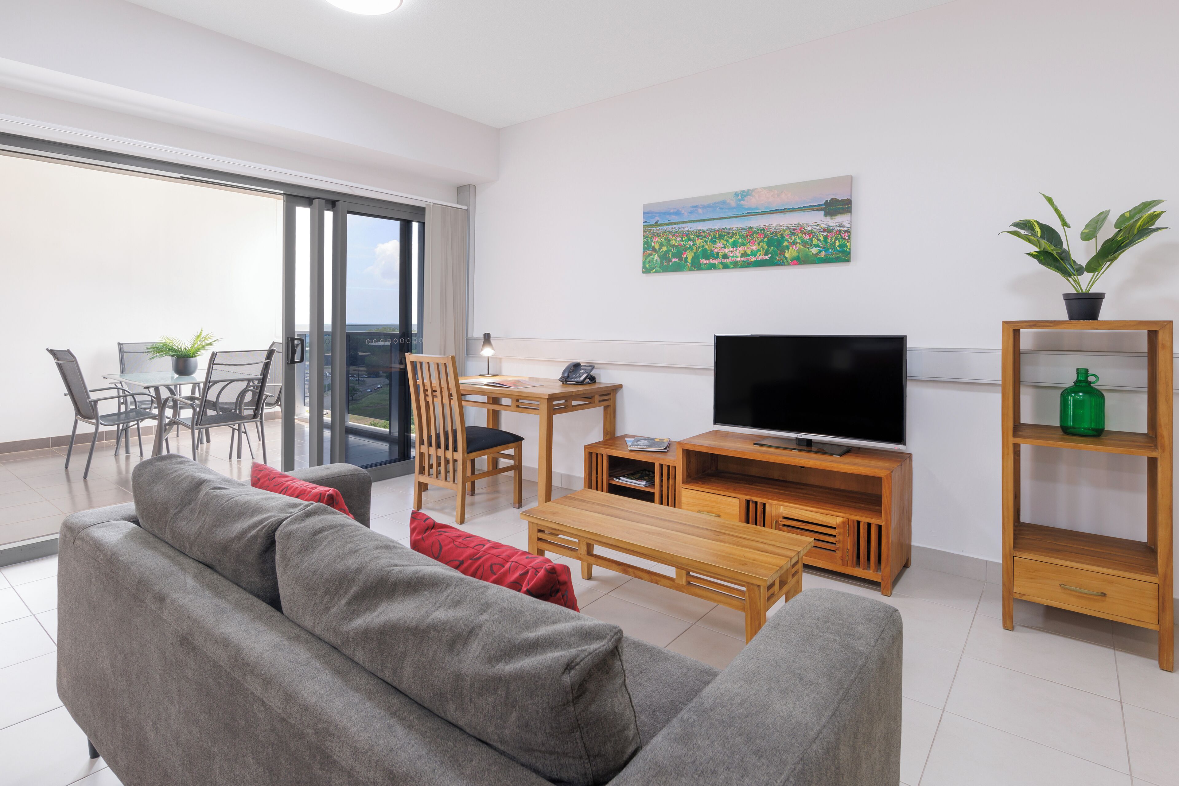 房內夾萬、書桌、手提電腦工作空間、隔音