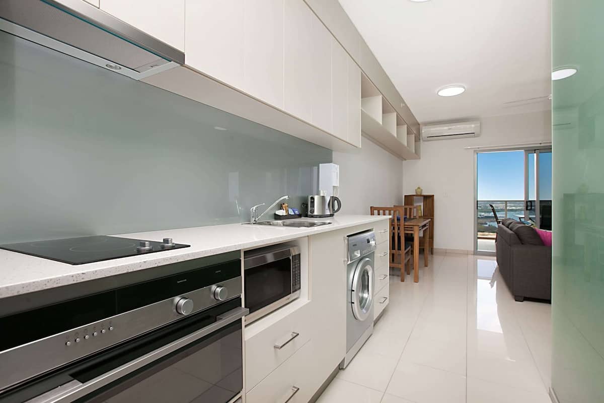 Private kitchen | Full-size fridge, microwave, oven, stovetop