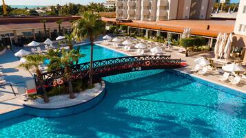 2 albercas al aire libre, sombrillas en la alberca y camastros