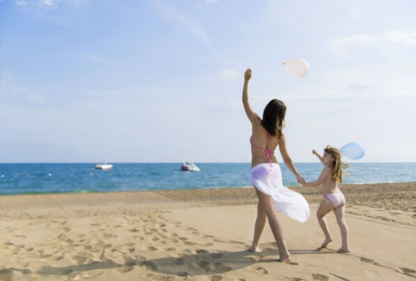 En privat strand, gratis strandtransport, liggestole, parasoller