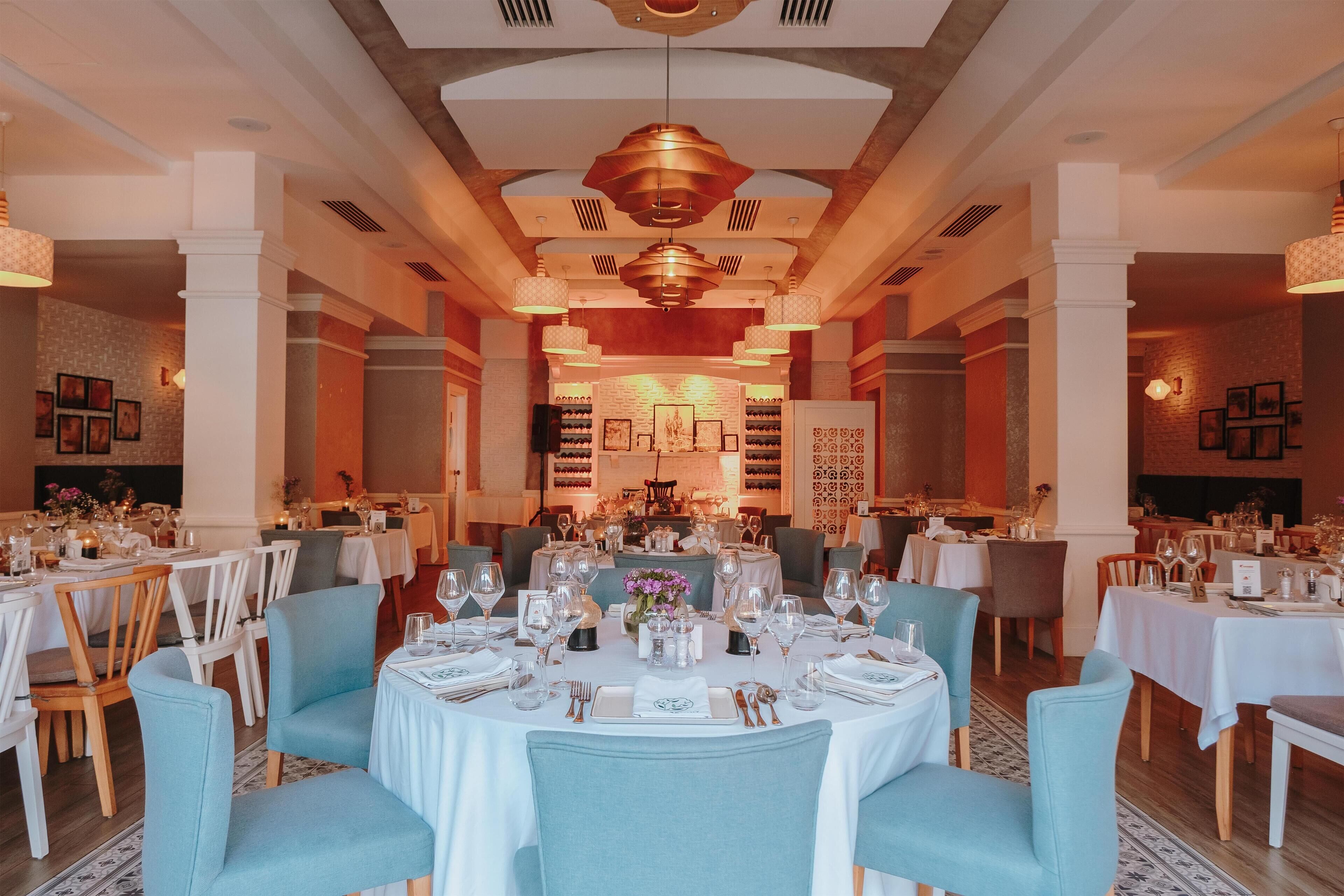 3 restaurants; breakfast, lunch, dinner, and brunch served