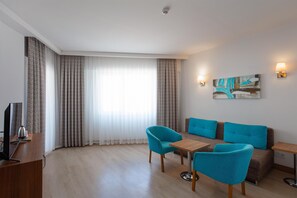 Minibar, safe på rommet, barnesenger (inkludert) og wi-fi (inkludert)