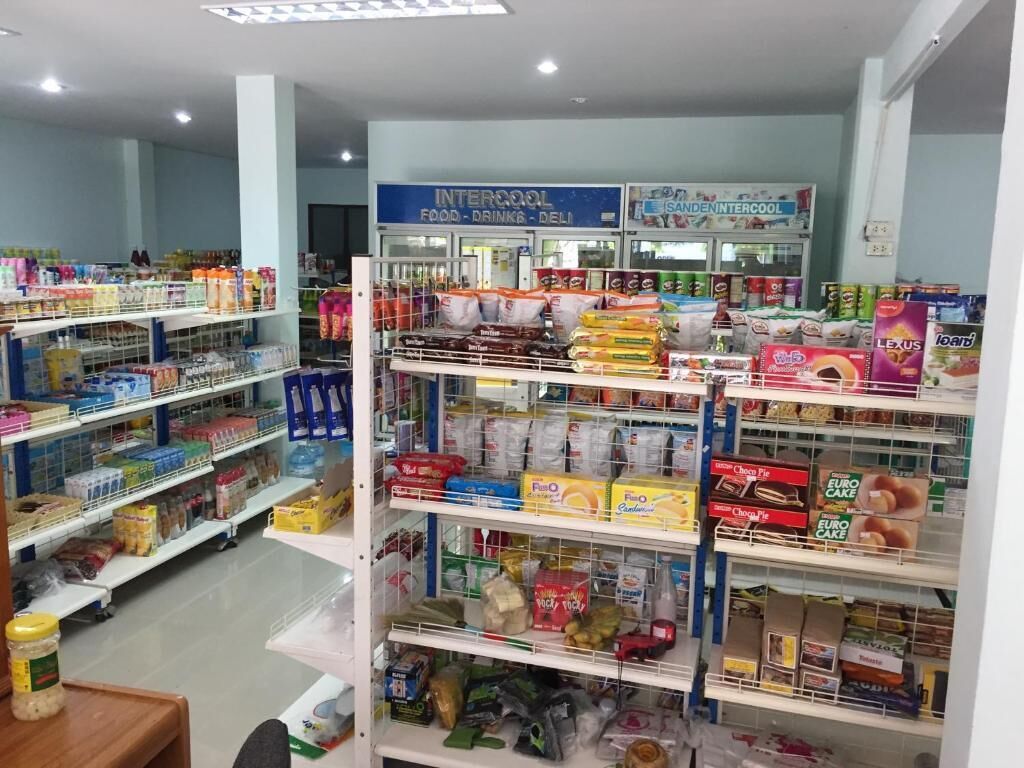 Un supermercado con estantes llenos de diversos productos alimenticios y bebidas.