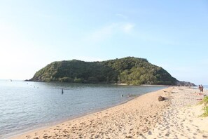 På stranden