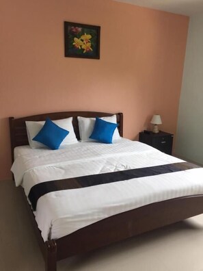 Desk, free WiFi - Maehaad Guesthouse (Ko Pha-ngan)