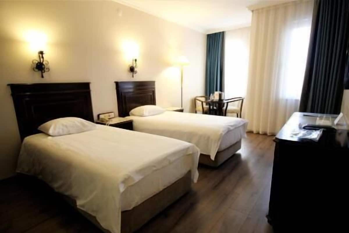 Bộ đồ giường cao cấp, minibar, bàn, màn/rèm cản sáng 