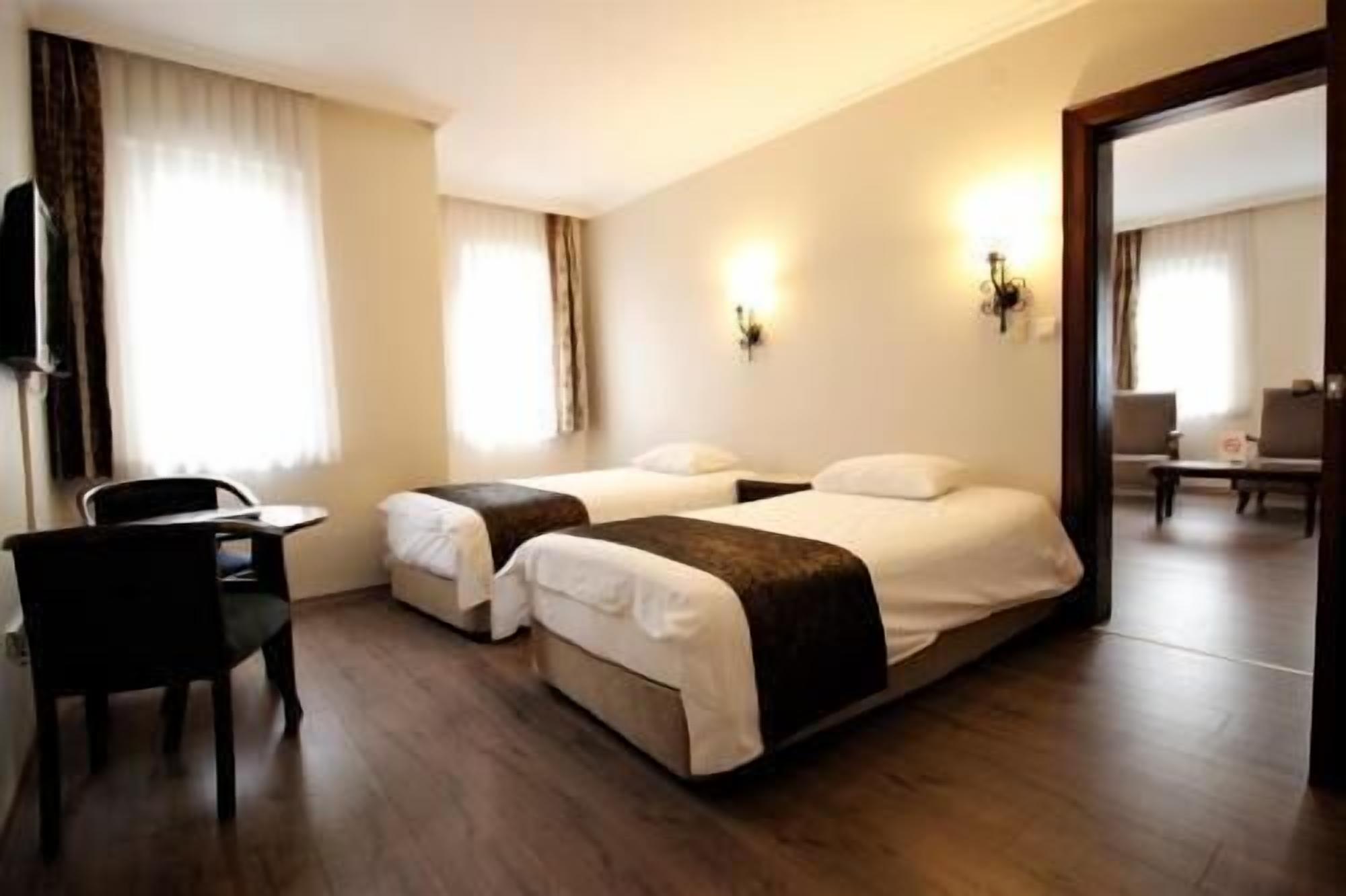 Ropa de cama de alta calidad, minibar, escritorio y cortinas blackout 