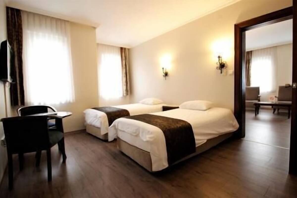 Ropa de cama de alta calidad, minibar, escritorio y cortinas blackout