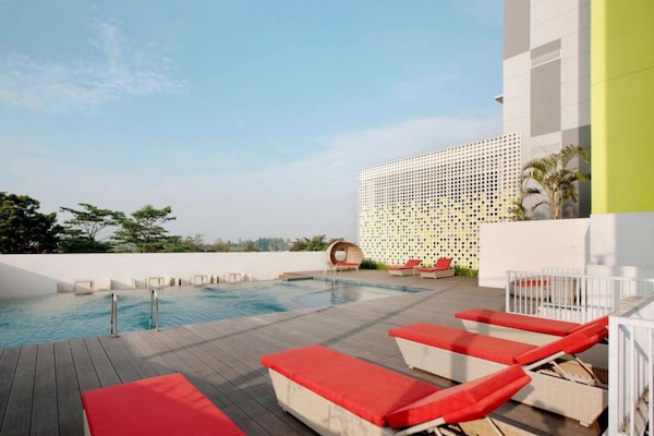 Kolam renang outdoor, dengan kursi berjemur