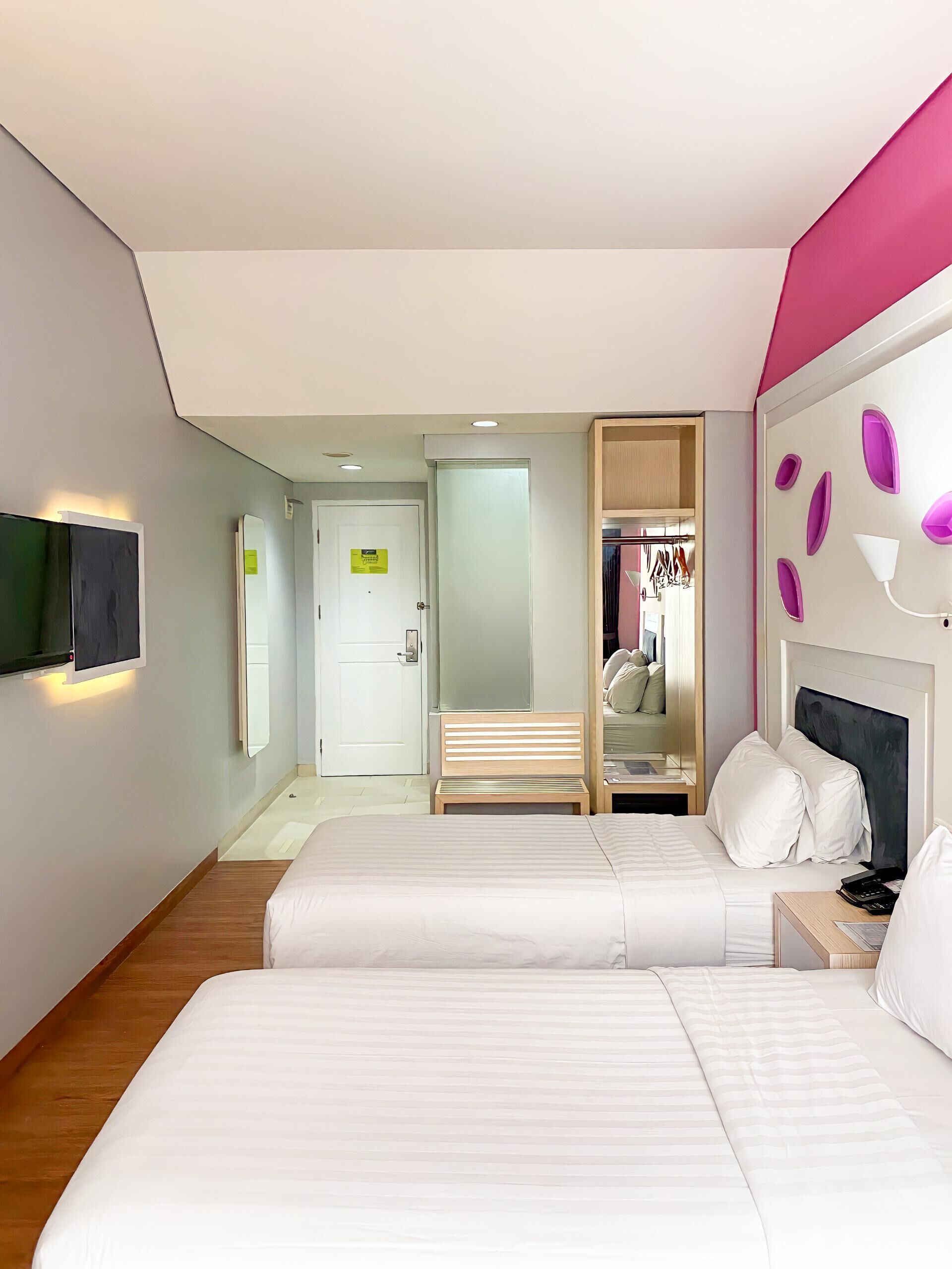 In-room safe, WiFi (free), bed sheets