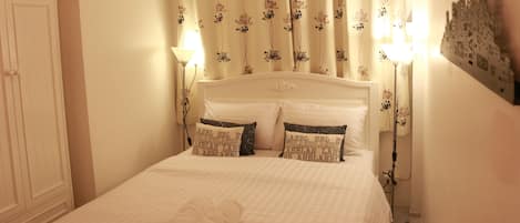 Queen Double room Shared Bathroom | Free WiFi