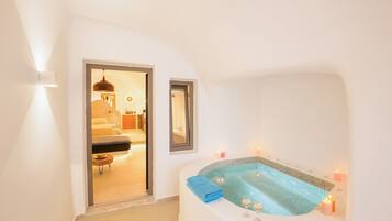 Phòng Suite Grand, bồn tắm nước nóng | Bộ đồ giường cao cấp, chăn bông, minibar, két bảo mật tại phòng