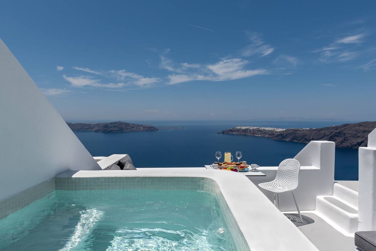 Ein moderner Infinity-Pool mit freiem Blick auf das Meer und die Inseln.