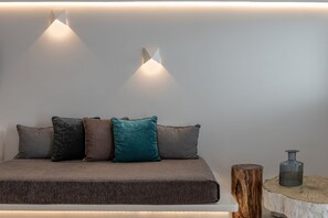 Suite Junior, bain à remous (Caldera View) | Coin séjour | Télévision LED de 32 pouces avec chaînes par satellite, télévision